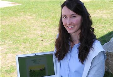 Iris Dücker zeigt ihr „Lernspiel“ auf dem Laptop. Schüler tauchen in eine Geschichte über eine Bauernfamilie in Flögeln ein.