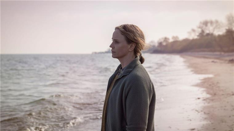 Das sind die Streaming-Tipps für die Woche Iris (Sofia Helin) versucht, sich am Strand in Ystad zu entspannen