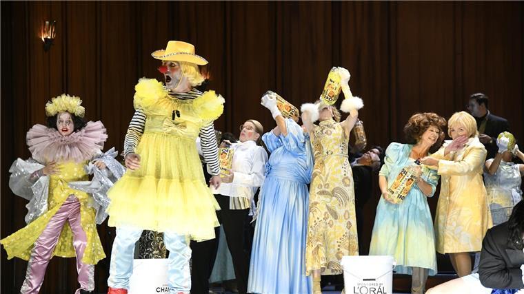 Irrwitzig abgedreht, das Revue-Märchen im Operngewand "Die Liebe zu den drei Orangen" von Sergej Prokofjew: In dieser Szene mischt der abgehalfterte "Comedian" Truffaldino - Andrew Irwin - die dekadente Hofgesellschaft auf.