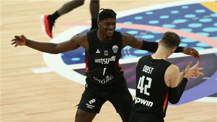 Entwarnung bei Bonga: Basketballer für Schweden-Spiel bereit Isaac Bonga (l) ist ein wichtiger Spieler für das deutsche Team.