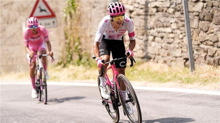 Klettershow am Finestre: Brite Yates vor Giro-Triumph Isaac del Toro (l) verliert den Gesamtsieg aus den Augen.