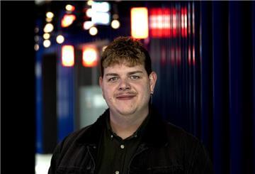 Isaak Guderian wird Deutschland beim Eurovision Song Contest (ESC) 2024 in Malmö vertreten.