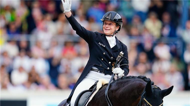 Werth dominiert Dressur beim CHIO mit drei Siegen Isabell Werth gewinnt in Aachen auf dem Pferd Wendy de Fontaine drei Prüfungen.