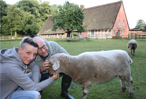 Isabelle und Matthias Krämer haben ein altes Försterei-Haus in der Wingst gepachtet. Dort wohnen sie jetzt mit fünf Schafen und drei Hunden. Möglichst bald sollen auch Hühner und Puten auf ihrem Lebenshof Nordlichter einziehen.