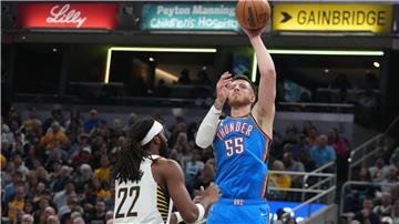 Isaiah Hartenstein (r) sammelte 14 Rebounds für Oklahoma ein.