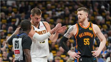 Isaiah Hartenstein (r.) verbuchte für die Oklahoma City Thunder zehn Punkte gegen die Denver Nuggets.