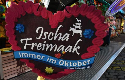 "Ischa Freimarkt" steht auf dem Pappschild an einem Losgeschäft.