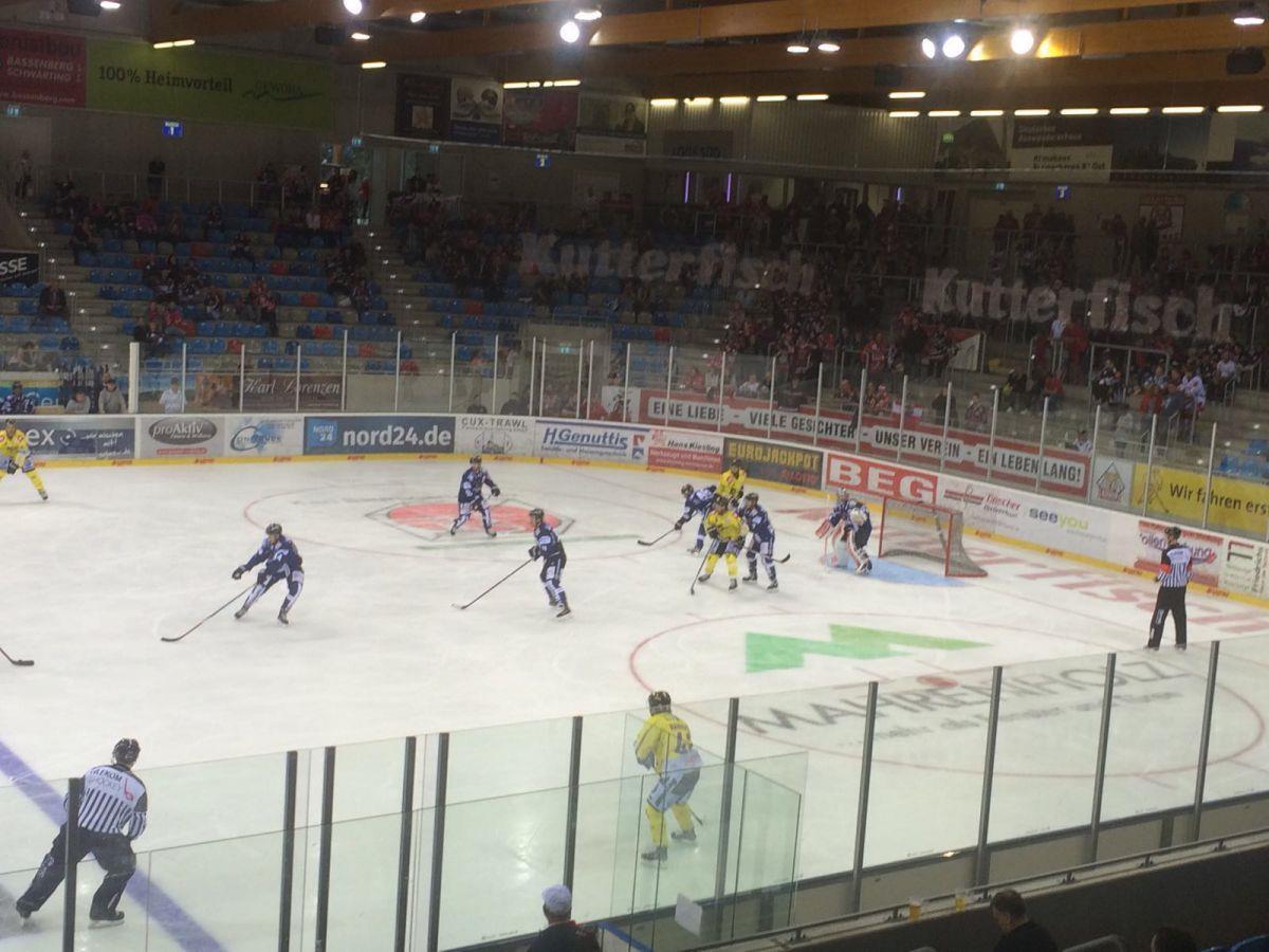 Iserlohn ist der erste Finalist beim SWB-Cup Iserlohn und Krefeld (gelbe Trikots) liefern sich einen spannenden Kampf.