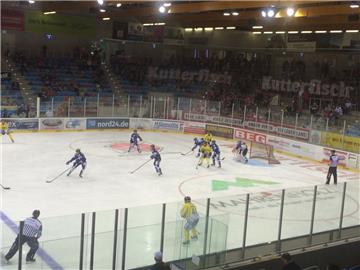 Iserlohn und Krefeld (gelbe Trikots) liefern sich einen spannenden Kampf.