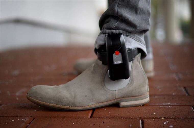 Islamistische Gefährder sollen künftig mit elektronischen Fußfesseln überwacht werden können.  
