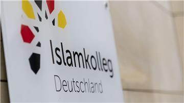 „Islamkolleg Deutschland“ steht auf einem Schild an einem Gebäude.