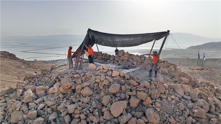 Pyramidenartiges Gebäude am Toten Meer gefunden Israelische Forscher arbeiten bei der Ausgrabungsstätte.