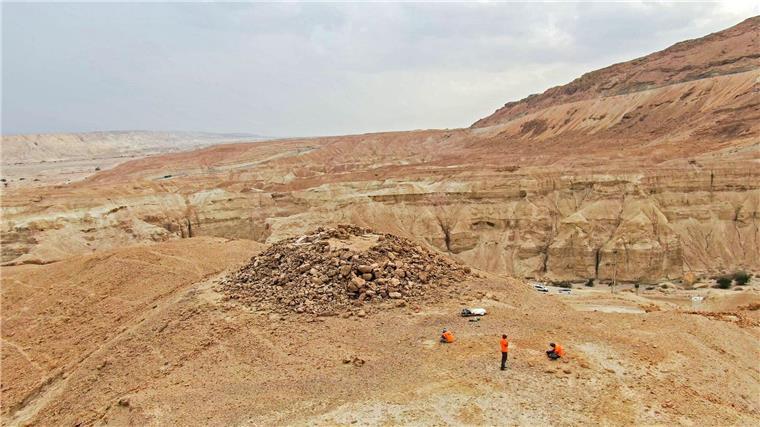 Pyramidenartiges Gebäude am Toten Meer gefunden Israelische Forscher haben in der Nähe des Toten Meers eine riesige pyramidenartige Struktur entdeckt.