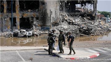 Israelische Polizisten stehen vor einer zerstörten Polizeistation.