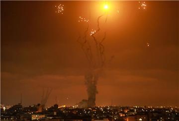 Israels Luftabwehrsystem fängt Raketen ab, die von der islamistischen Hamas aus dem Gazastreifen in Richtung Israel abgefeuert werden.