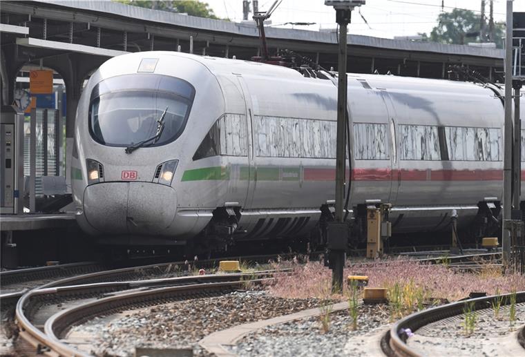 Ein ICE-Zug steht im Bahnhof.