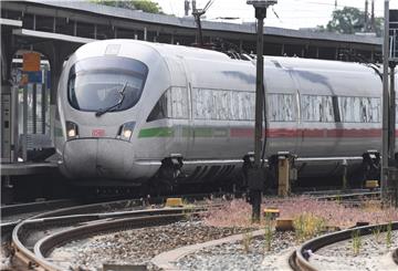 Ein ICE-Zug steht im Bahnhof.