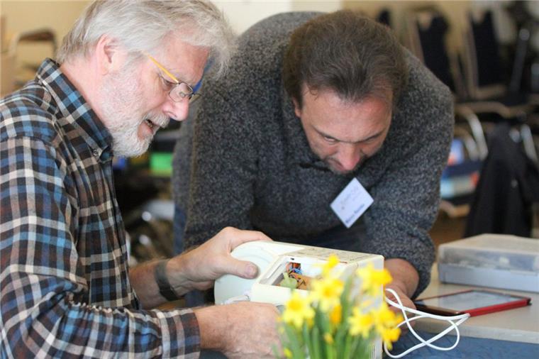 Ist da noch etwas zu machen? Gerd Springfeld (links) und Marco Reinke versuchen im Forum der KGS Tarmstedt eine defekte Küchenmaschine zu reparieren.  