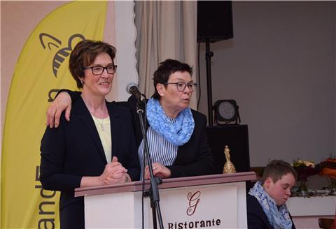 „Ist das nicht schön?“: Marlene Geestmann (links) freut sich als Vorsitzende des Zevener Kreislandfrauenverbandes mit der Rhader Vorsitzenden Ilse Halupzok über die Rettung des Vereins.