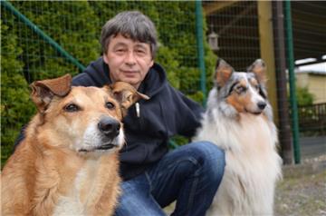 Ist erleichtert: Walter Stein mit den Hündinnen Daika (links) und Amy.