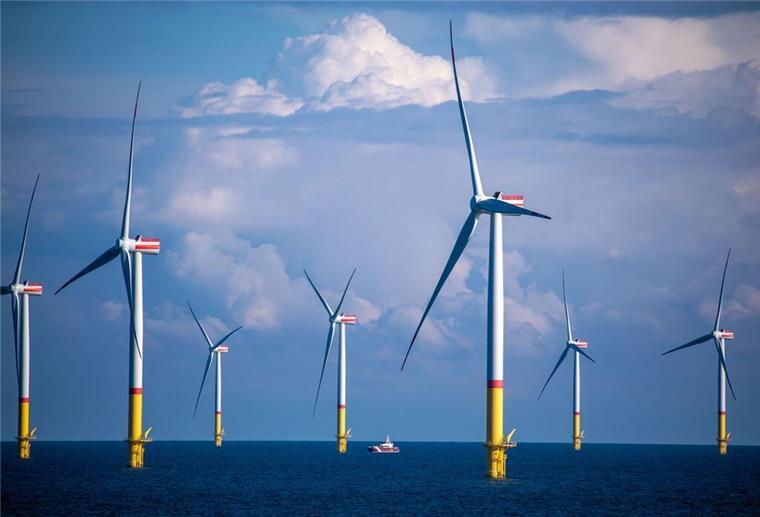 Windräder zwischen den Inseln Rügen und Bornholm in der Ostsee. Die Anlagen ruhen auf Pfählen, die am Meeresgrund verankert sind.