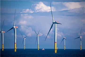 Windräder zwischen den Inseln Rügen und Bornholm in der Ostsee. Die Anlagen ruhen auf Pfählen, die am Meeresgrund verankert sind.