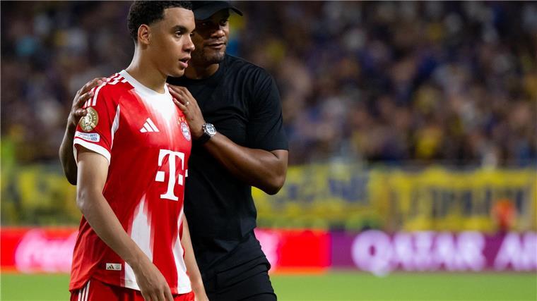 Ist es schlimm? Vincent Kompany spricht nach dem Spiel mit dem angeschlagen ausgewechselten Jamal Musiala. 