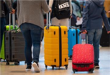 Fluggäste schieben ihre Rollkoffer durch den Abflugbereich im Terminal 1 des Flughafens BER.