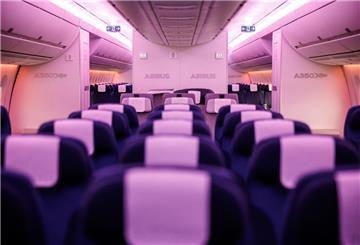Leere Sitzreihen in einem Flugzeug. Ist es Zufall oder Aberglaube? Das Interesse an Flügen ist laut einer Auswertung an dem vermeintlichen Unglückstag jedenfalls spürbar geringer als an anderen Freitagen. Dafür gibt es Sparpotenzial.