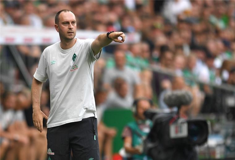 Lernen von Aufsteigern: Werners spezielle Werder-Vorbereitung Werder-Trainer Ole Werner gestikuliert an der Seitenlinie.