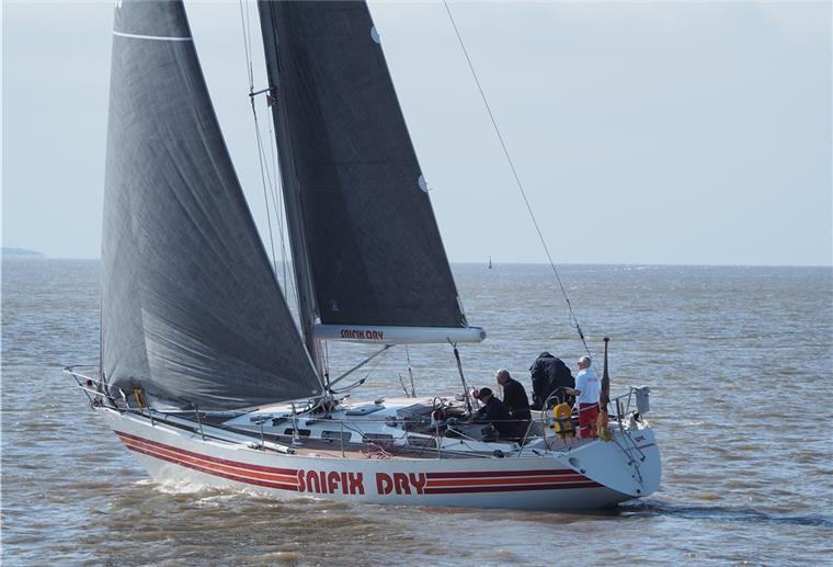 Wie man beim Segeln viel Geld sparen kann Das Segelboot SNIFIX DRY auf hoher See