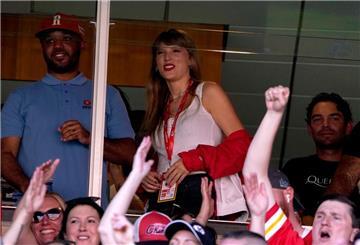 Ist Taylor Swift Fan der der Kansas City Chiefs oder von NFL-Spieler Travis Kelce?