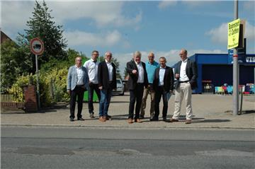 Ist vielfach bestenfalls notdürftig geflickt: Die Straße "Auf dem Quabben" in Zeven. Minister Bernd Althusmann (Mitte) sah sich die "grottenschlechte" Fahrbahn im Rahmen seiner Sommertour an.