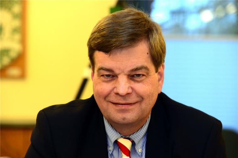 Enak Ferlemann will 2017 wieder in den Bundestag Ist von seiner Partei erneut zum Bundestagskandidaten gekürt worden: Enak Ferlemann, CDU-Politiker aus Cuxhaven.