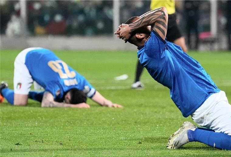 WM-K.o. für Europameister Italien Zwei Fußballer ärgern sich: einer liegt mit dem Kopf auf dem Boden, der andere schlägt die Hände vor dem Gesicht zusammen.