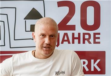 Ex-Fußballprofi und Nestwerk-Pate Ivan Klasnic spricht auf einer Pressekonferenz zum 20-jährigen Bestehen der Nestwerk-Initiative. 