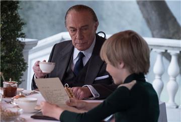 J. Paul Getty (Christopher Plummer)  im Gespräch mit 
seinem Emnkel (Charlie Shotwell).