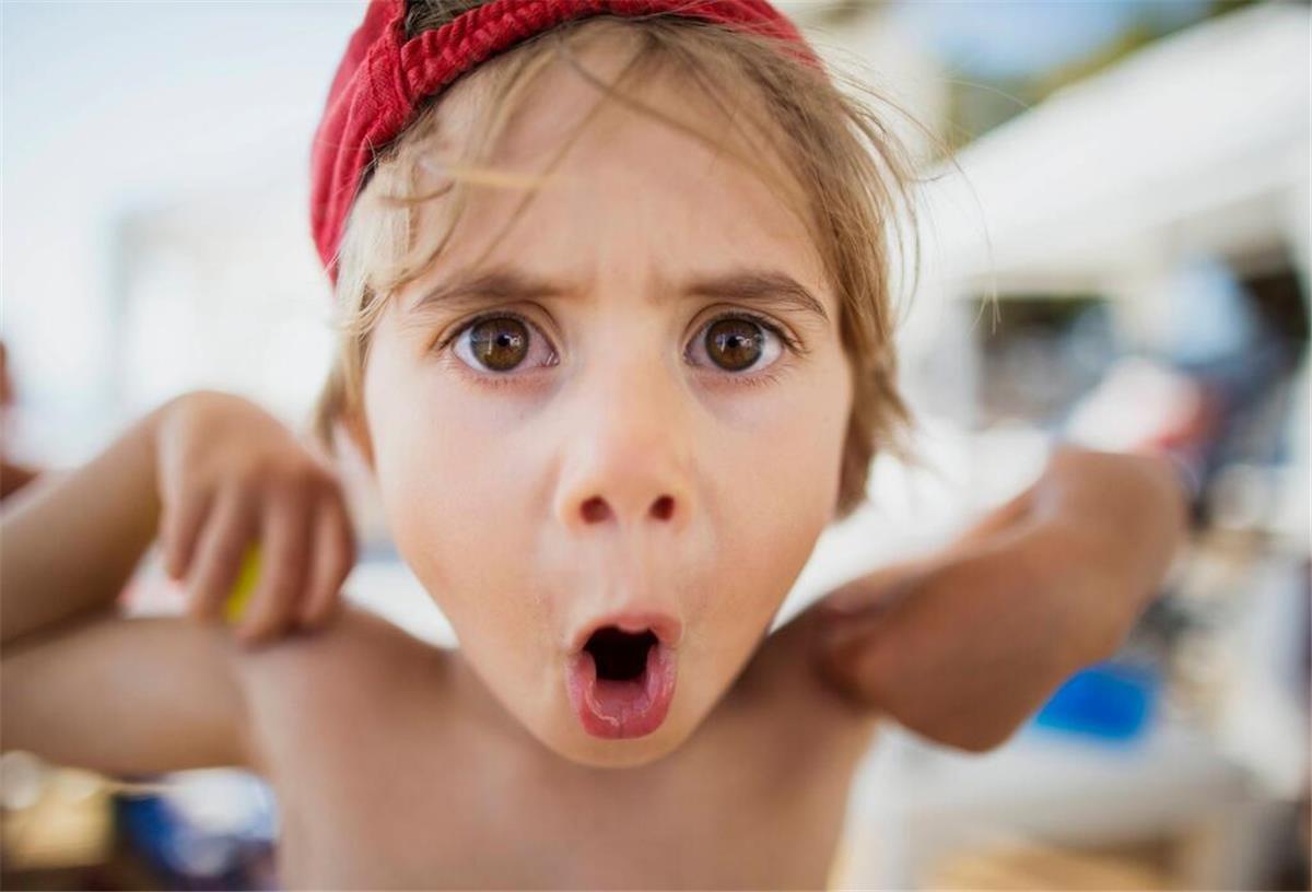 „Hallo Arschloch!“ – So reagieren Eltern richtig auf Schimpfwörter von Kindern Ein Junge schneidet Grimassen.