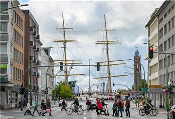 Ja, ist denn heut‘ schon wieder Sail? Seit die „Schulschiff Deutschland“ am Lloydplatz festgemacht hat, könnte der Eindruck entstehen.