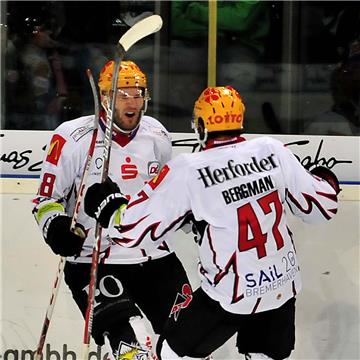 Jack Combs (links) schoss beim 3:2-Sieg der Fischtown Pinguins in Nürnberg das erste Tor für die Bremerhavener. 