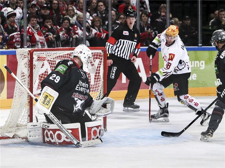 Jack Combs (rechts) krönt die starke Leistung der Pinguins und bringt  den DEL-Aufsteiger mit 1:0 bei den Kölner Haien in Führung. Foto ISPFD