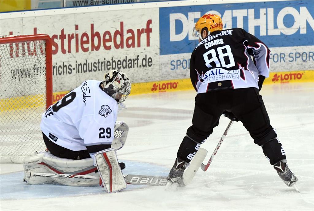 Jack Combs scheitert mit seinem Penalty an Andreas Jenike.  Foto: Scheer