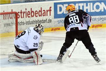 Jack Combs scheitert mit seinem Penalty an Andreas Jenike.  Foto: Scheer