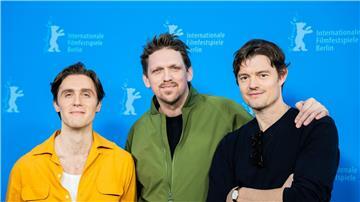 Jack Farthing (l-r), Regisseur Jan-Ole Gerster und Sam Riley stellten „Islands“ bei der Berlinale vor. (Archivbild)