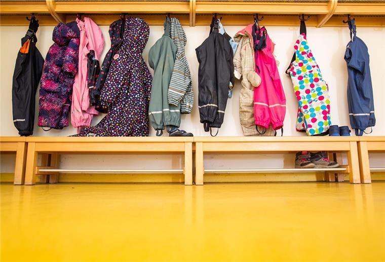 Jacken von Kindern hängen an der Garderobe einer Kindertagesstätte (Kita). Bremerhavener Kinder können ab dem 2. Mai 2021 wieder in die Kita kommen. 