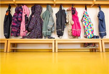 Jacken von Kindern hängen an der Garderobe einer Kindertagesstätte (Kita). Bremerhavener Kinder können ab dem 2. Mai 2021 wieder in die Kita kommen. 