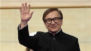 Jackie Chan will eigenen Worten zufolge noch bis an sein Lebensende seine Stunts selbst machen. (Archivbild)