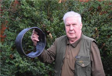 Jäger Dieter Klindworth aus Kalbe zeigt den oberen Teil des Eimers, der sich um den jungen Hirsch gewickelt hat.