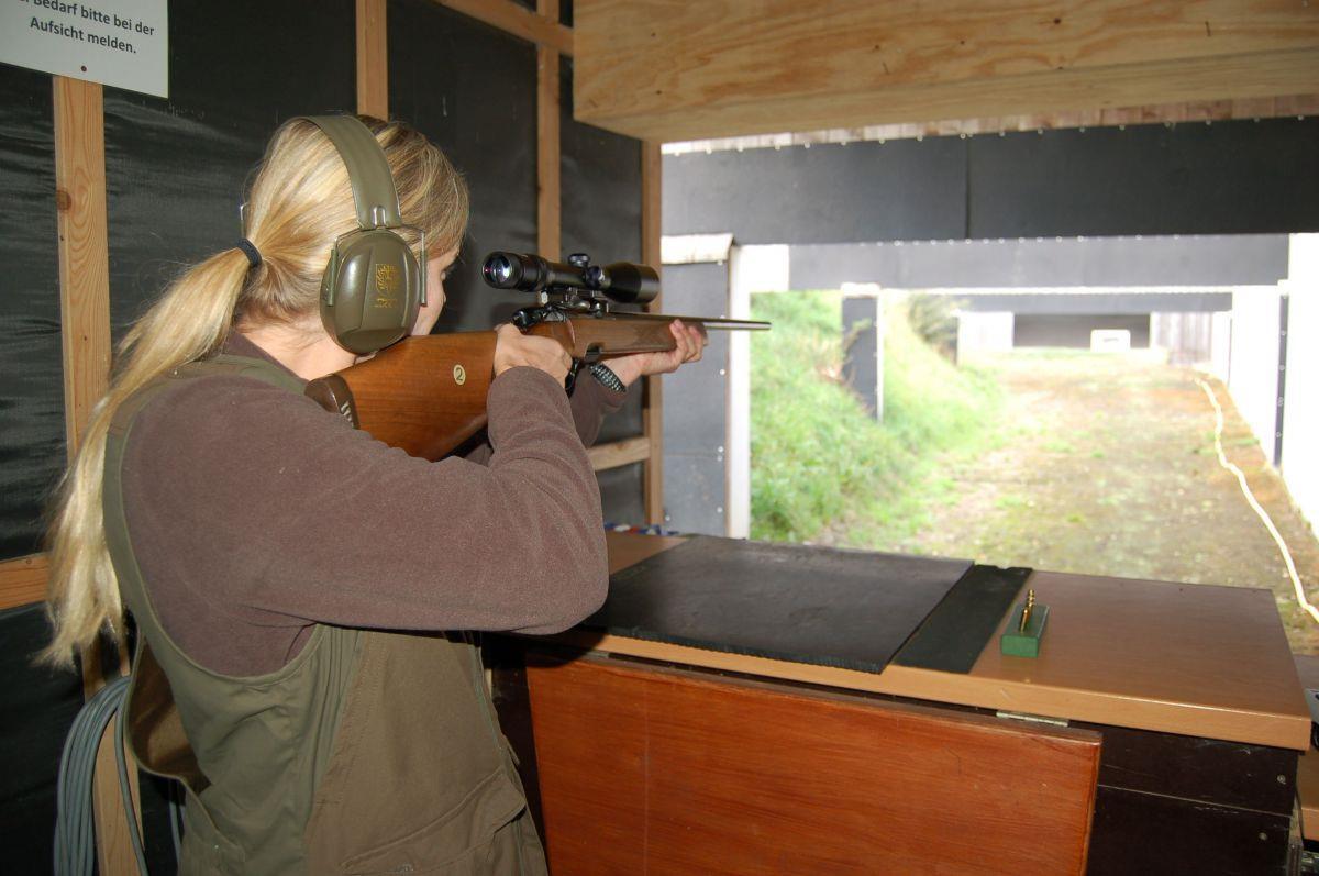 In der Wesermarsch wollen viele Jäger werden Jägerausbildung in der Wesermarsch: Jennifer Witgräfe aus Ovelgönne beim Training auf der Kugelbahn. Ob sie auf eine Wildschwein oder einen Hirsch zielt, ist mit dem bloßen Auge kaum zu erkennen.