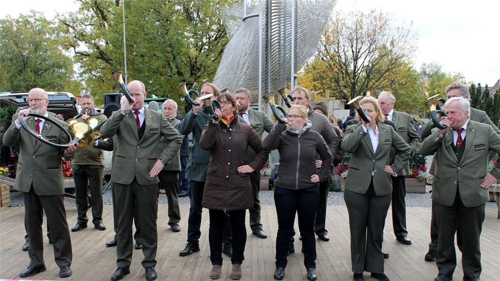 Jagdhornbläser der Jägerschaft Zeven kündigten die Siegerehrung auf dem Vituspla...